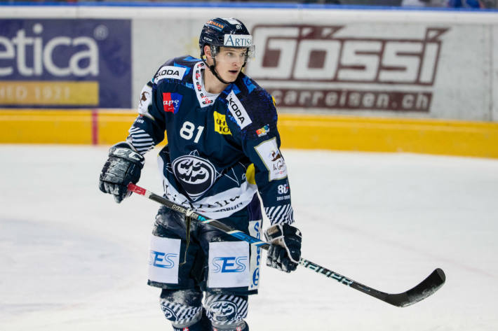 Dominik Kubalik im Dress von Ambri.