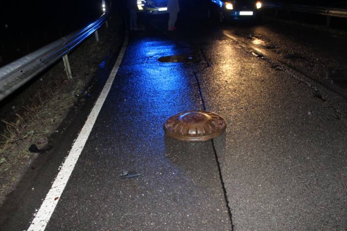 Gullydeckel ausgehoben und Verkehrsteilnehmer in Rheinbach-Hilberath / Meckenheim-Altendorf in Gefahr gebracht!