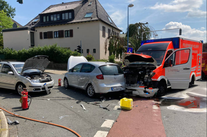 Rettungswagen auf Einsatzfahrt verunfallt in Velbert 