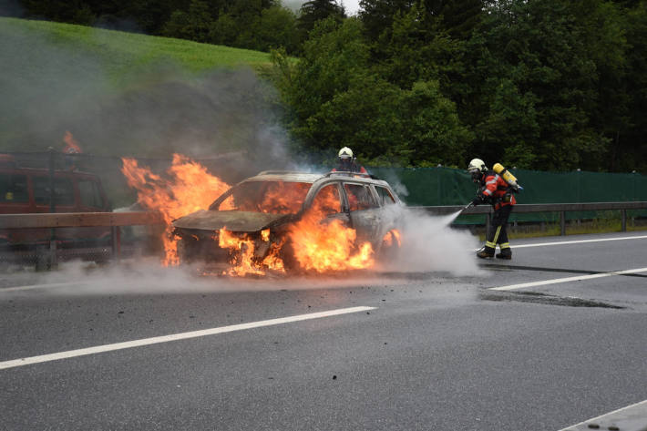 Löscharbeiten am Fahrzeug auf der A13 bei Splügen