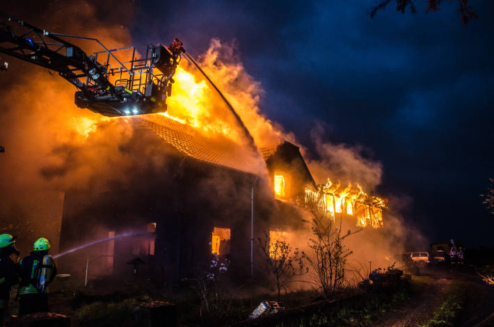 Der Brand brach aus bisher ungeklärter Ursache in einem Heizungsraum aus