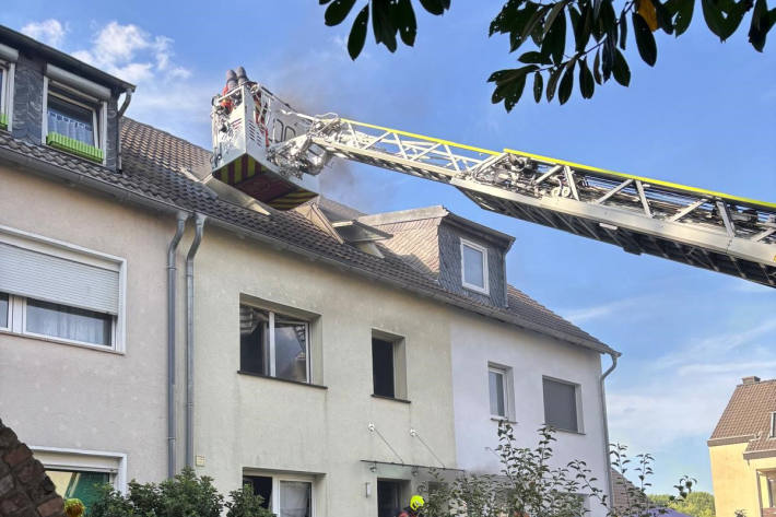 Der Rauch drang aus mehreren Fenstern.