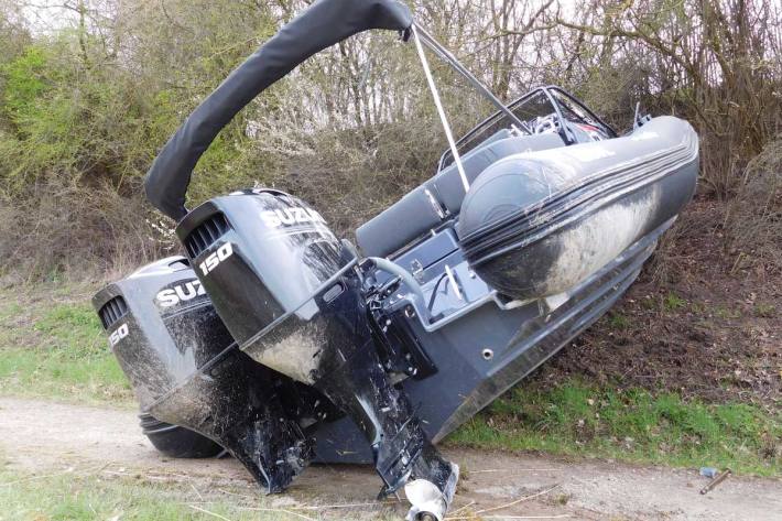 Ein Abschleppwagen übernahm die Bergung des Bootes