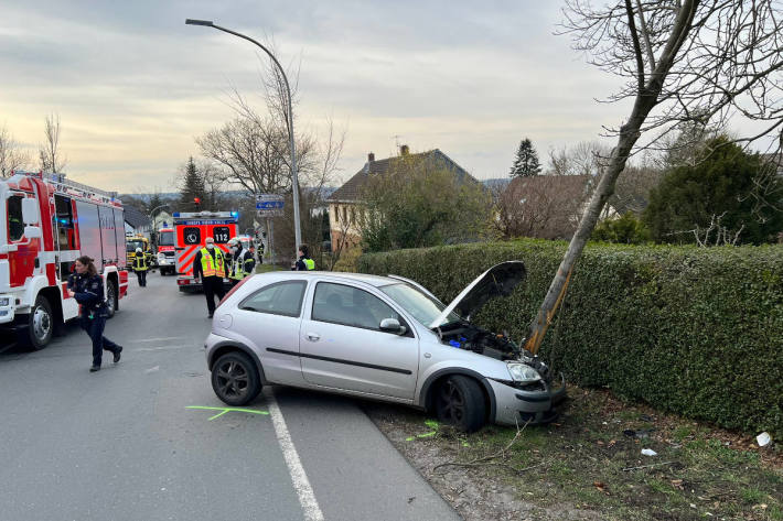 Frontal gegen Baum gekracht