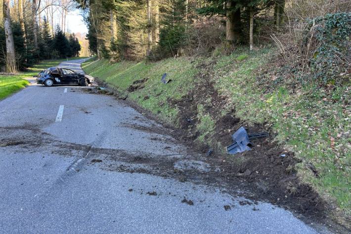 Ein Lastwagen soll sich teilweise auf der Spur des Autos befunden haben, und so das Ausweichmanöver ausgelöste haben.