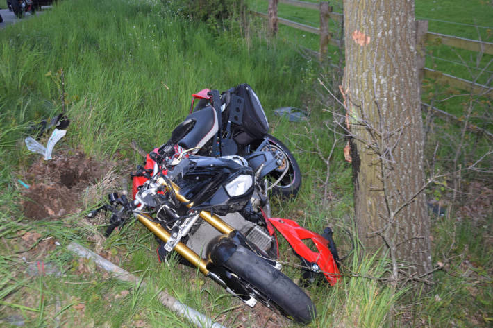 Verkehrsunfall mit tödlichem Ausgang – Motorradfahrer schleudert gegen Baum