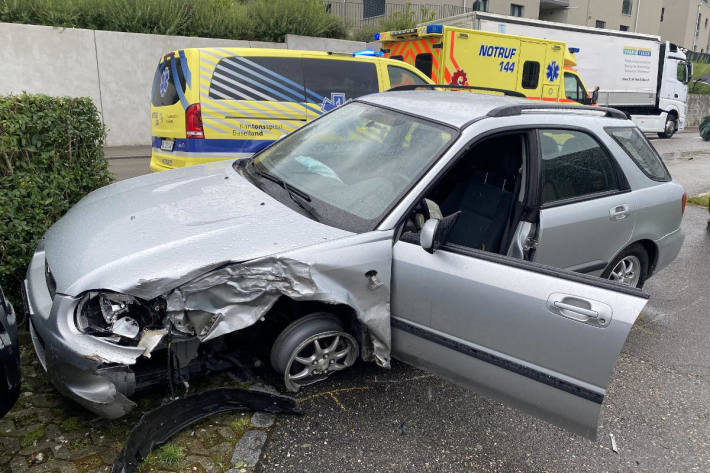 Kollision zwischen zwei Personenwagen in Bubendorf BL