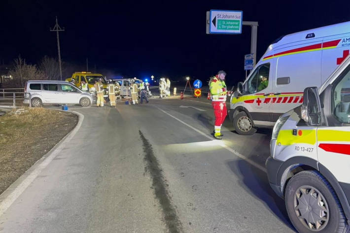 Beide Lenker wurden ins Spital gebracht.