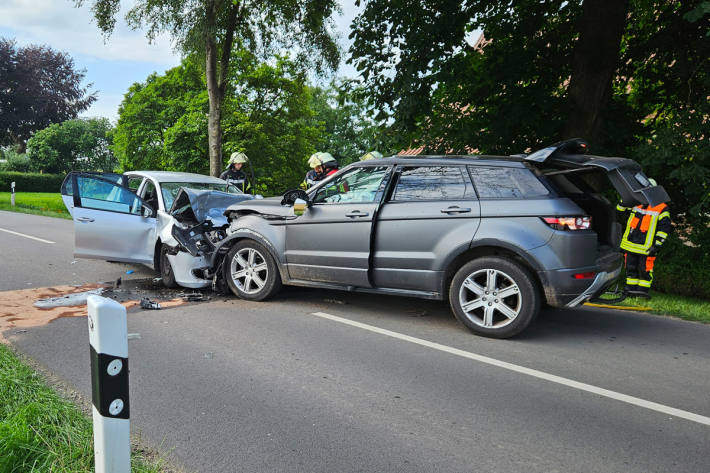 Eine Person musste von der Feuerwehr aus dem Auto befreit werden.