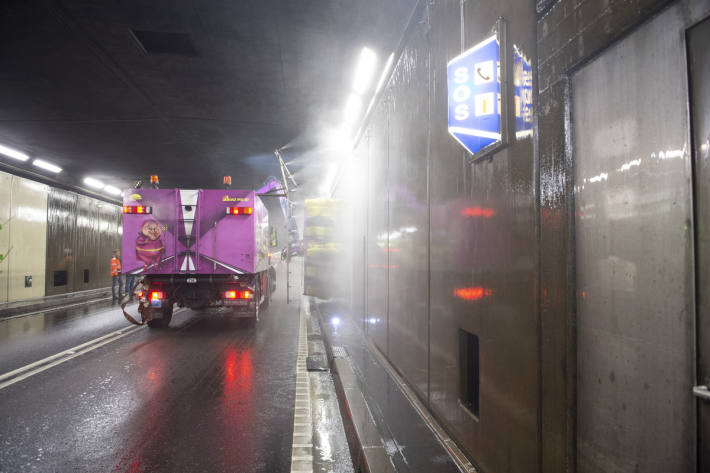 Reinigungsarbeiten im Gotthardtunnel.