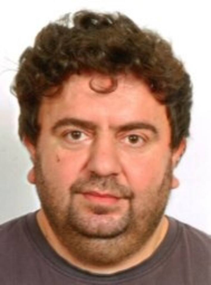 Dieser Mann ist gefährlich und bewaffnet auf der Flucht.