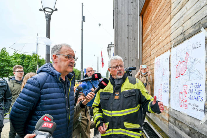 Feuerwehrinspektor Vinzenz Graf erläutert Bundespräsident Guy Parmelin die Situation in der Stadt Luzern.