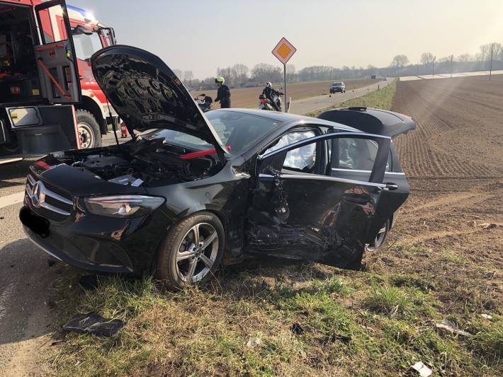 Durch Vorfahrtsmissachtung gleich 3 Personen bei Unfall verletzt