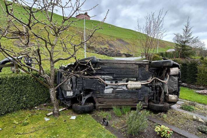 Das Auto musste mit einem Kran geborgen werden