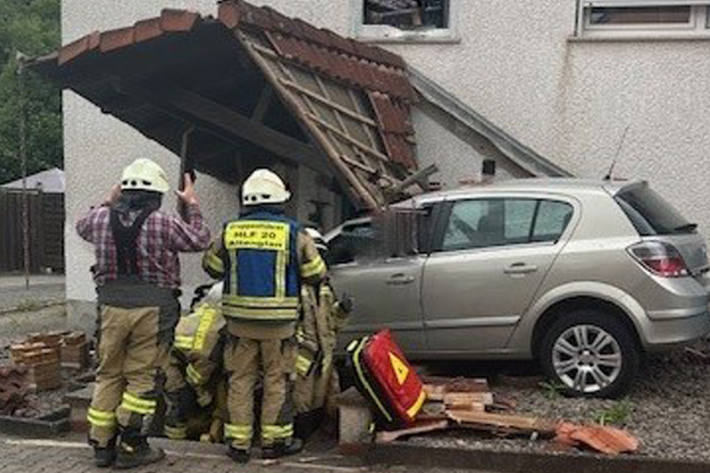 Die Fahrerin musste von der Feuerwehr aus dem Pkw befreit werden.