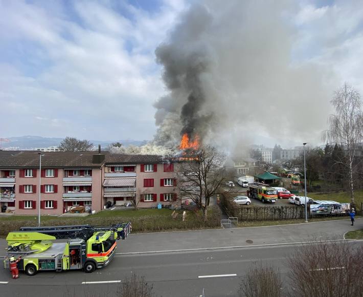 Übersichtsaufnahme des Brandes eines Mehrfamilienhauses