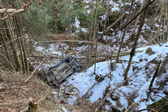 Auto kommt von der Strasse ab und stürzt ab