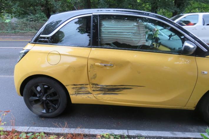 In Glarus kam es gestern zu einem Unfall zwischen Lieferwagen und Auto.