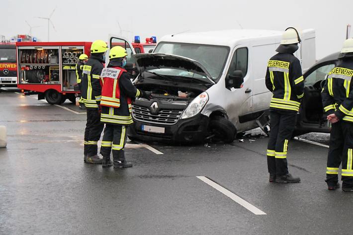 Aus bislang ungeklärter Ursache waren in Höhe der Ausfahrt B56n zwei Kleintransporter zusammengestoßen