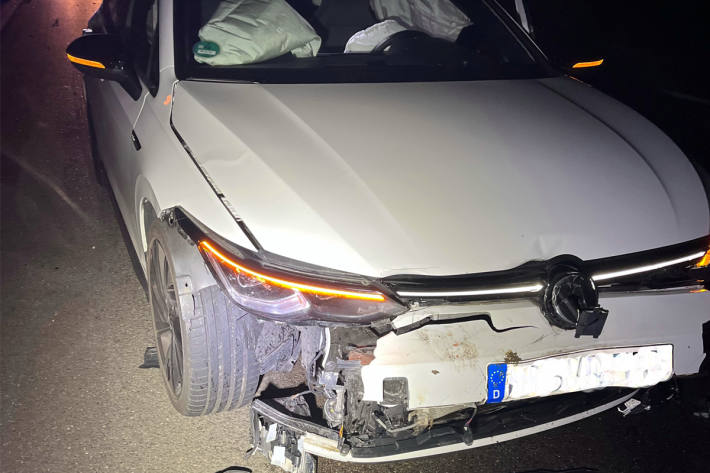 Zwei Beifahrer, eine Frau und ein Kleinkind, wurden verletzt.