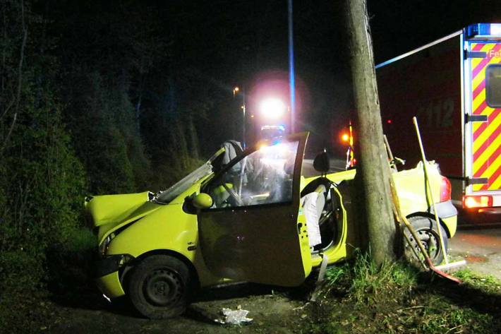 Ein PKW war aus unklarer Ursache von der Strasse abgekommen und seitlich vor einen Baum geprallt