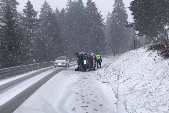 Auf Böschung gefahren und mit Auto umgekippt