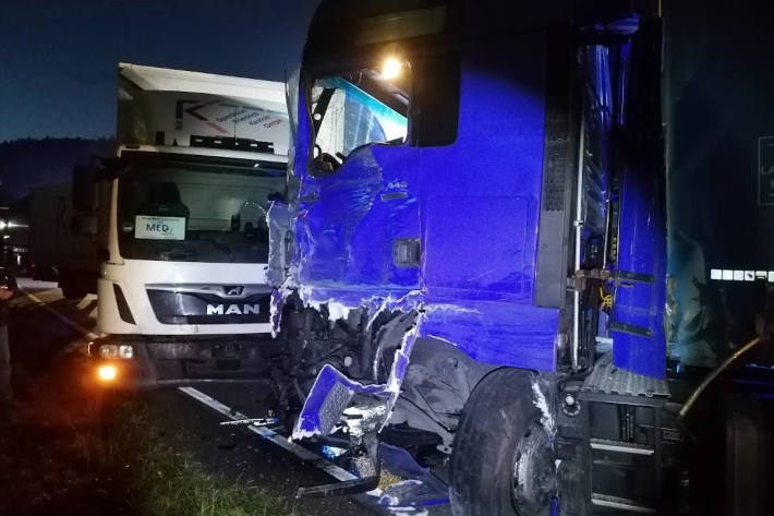 Schwerer Verkehrsunfall mit drei Lastkraftwagen auf der B10 bei Hauenstein