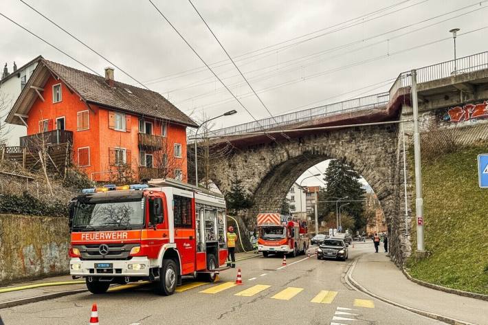 Aufgrund des Brandes kam es an der Haggenstrasse zu Verkehrsbehinderungen