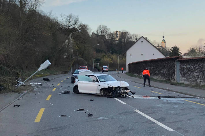 Bei Selbstunfall mit Strasseneinrichtungen kollidiert in Schönenwerd