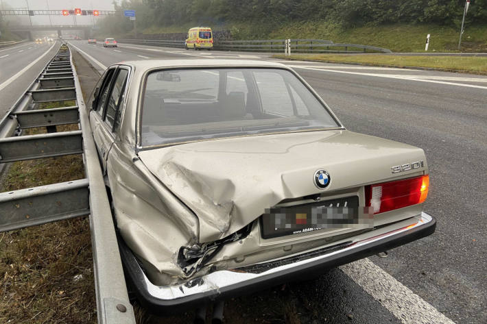 Mit BMW gegen Leitplanken geprallt auf der A1