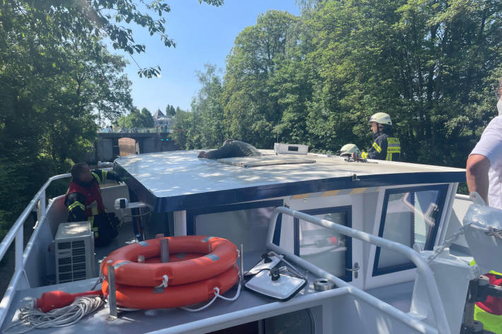 Schiffsführer in Fahrstand eingeklemmt