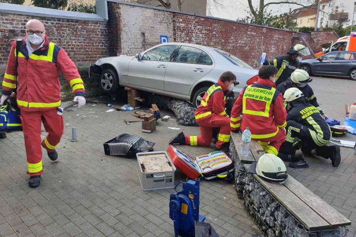 Schwerer Verkehrsunfall mit vier zum Teil Schwerverletzten auf Parkplatz in Mülheim-Speldorf