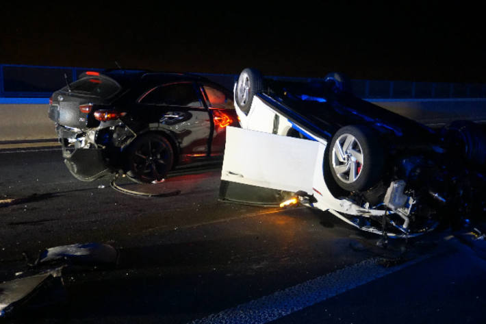 Verkehrsunfall mit sechs Verletzten auf der Ruhrtalbrücke der A52 bei Ratingen
