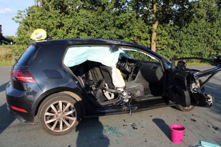 Die Beifahrerin wurde bei dem Unfall eingeklemmt und schwer verletzt.