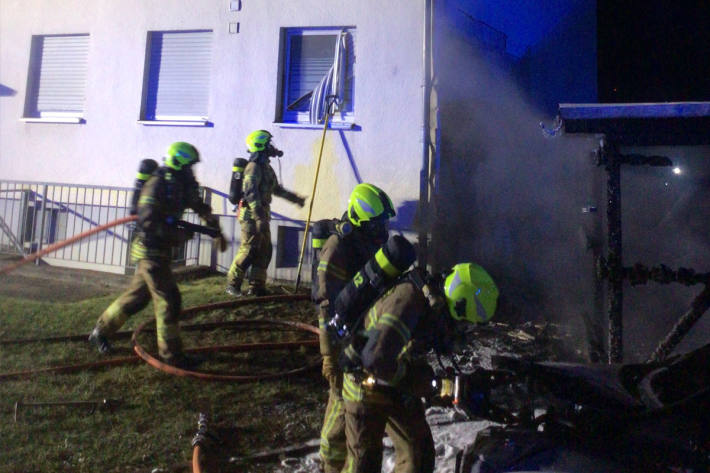 Die Feuerwehr Paderborn bei der Bekämpfung des Brandes.