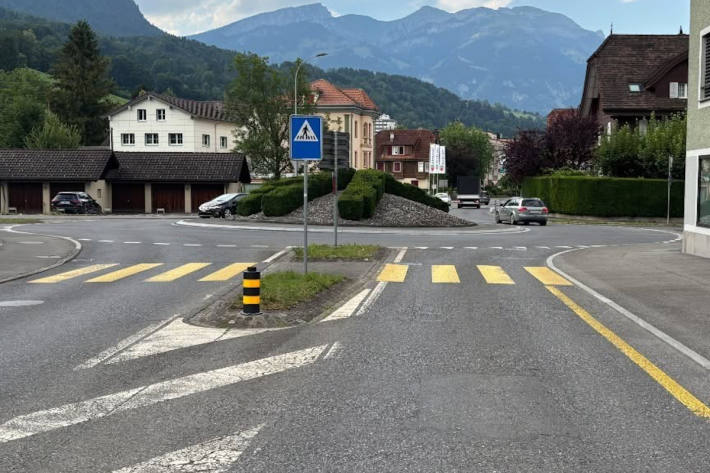 Beim Kreisel Ei kam es zu einer Kollision zwischen einer Velofahrerin und einem Auto.