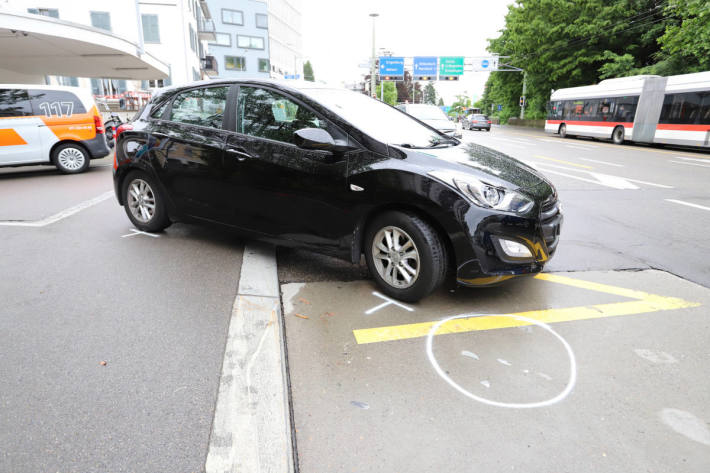 Unfallfahrzeug nach der Kollsion mit einem E-Bike auf der Zürcherstrasse in St.Gallen gestern Mittag