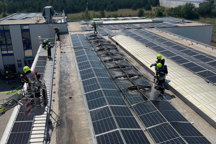 Es entstand ein Sachschaden an Gebäude und PV-Anlage.