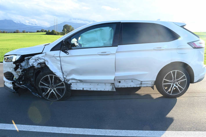Der Gesamtschaden bei den verunfallten Autos beim Unfall in Eschenbach wird auf etwa 80'000 Franken geschätzt. 