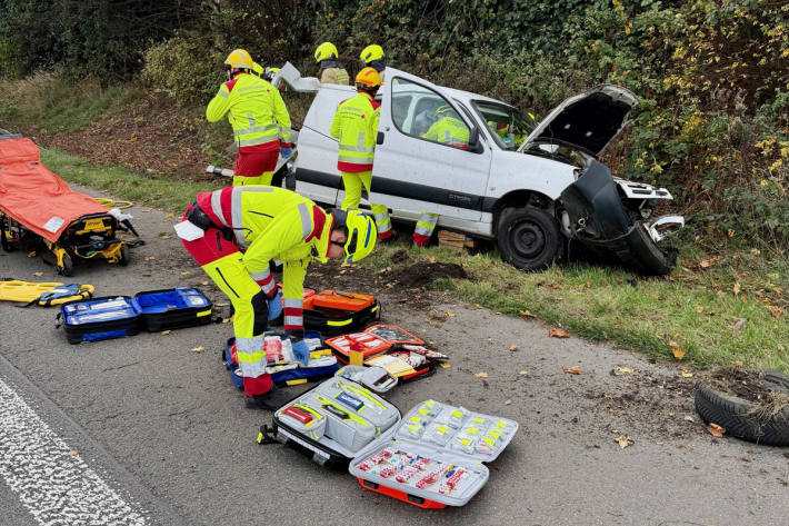 Der Fahrer wurde eingeklemmt und schwer verletzt.