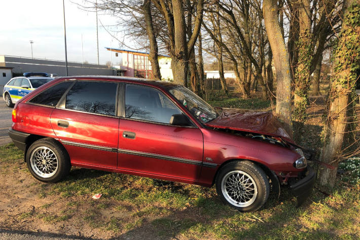 Kollision mit Baum verursacht und zu Fuß geflüchtet