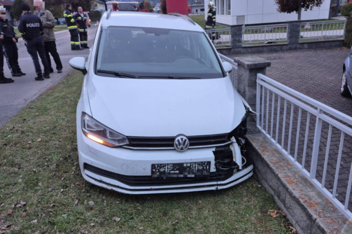 Der Lenker und seine Beifahrerin blieben unverletzt.