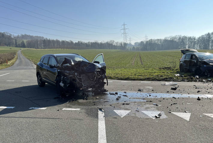 Kollision zwischen zwei Autos - zwei Personen verletzt