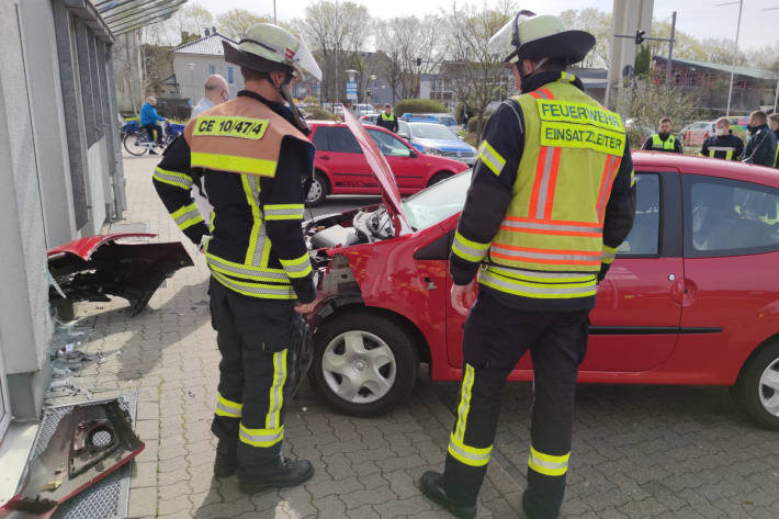 PKW gegen Hauswand