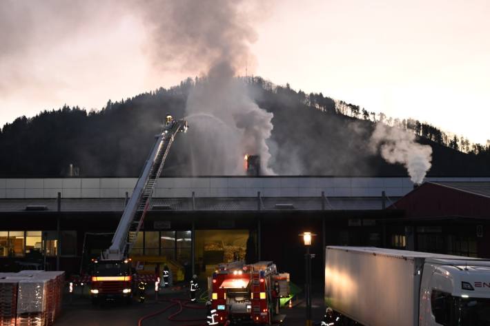 In Bütschwil brannte es in einem Garagenbetrieb.