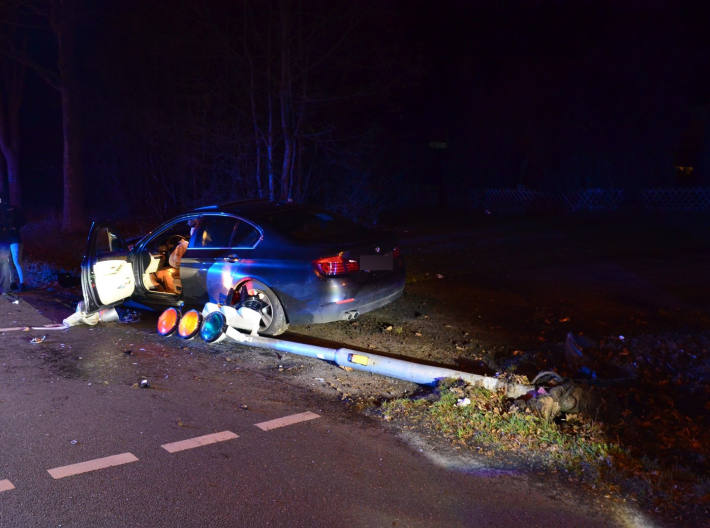 Unfall in der Silvesternacht – BMW schleudert gegen Ampelmasten