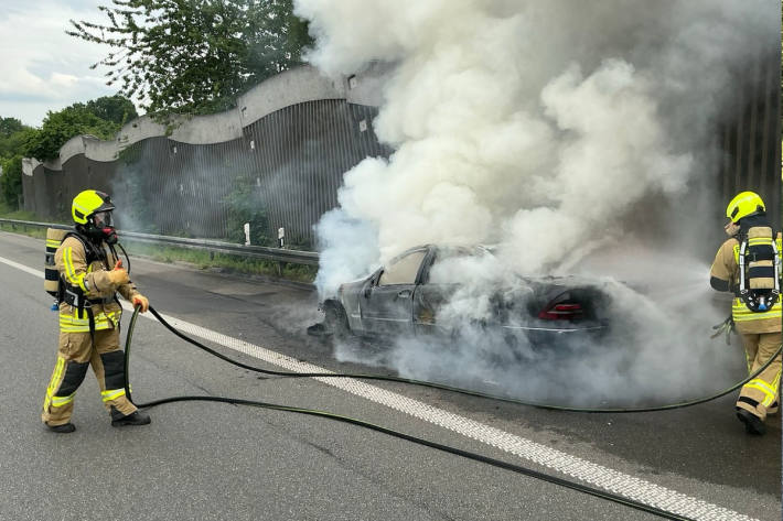 Die 10 Meter hohe Rauchsäule war schon an der Autobahnauffahrt zu erkennen.