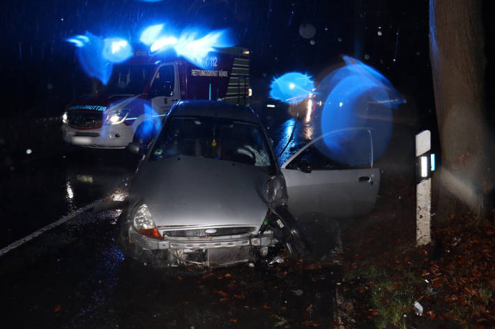 Autofahrt endet gegen Baum