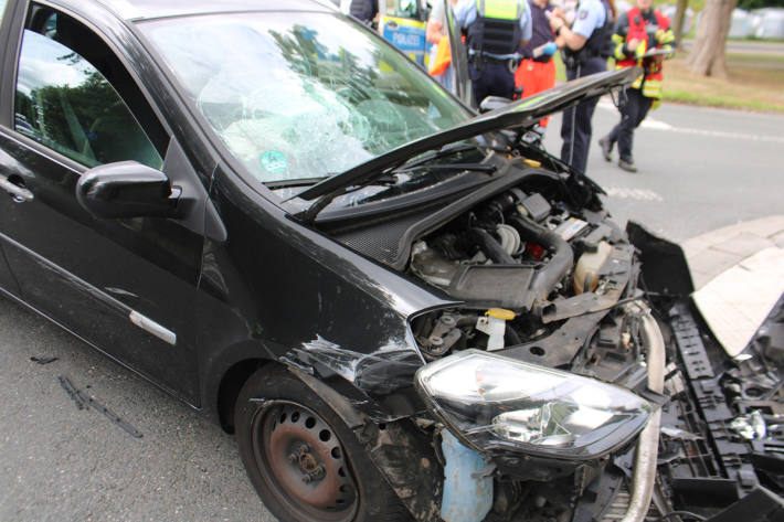 Ein Pkw-Fahrer übersah im Kreuzungsbereich ein anderes Fahrzeug.