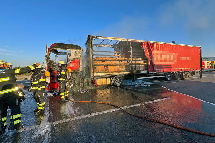 Der Lkw hatte Ziegel geladen.